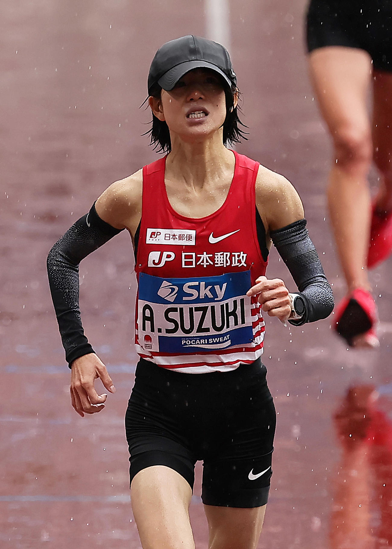 12位でゴールした鈴木亜（撮影・足立雅史）