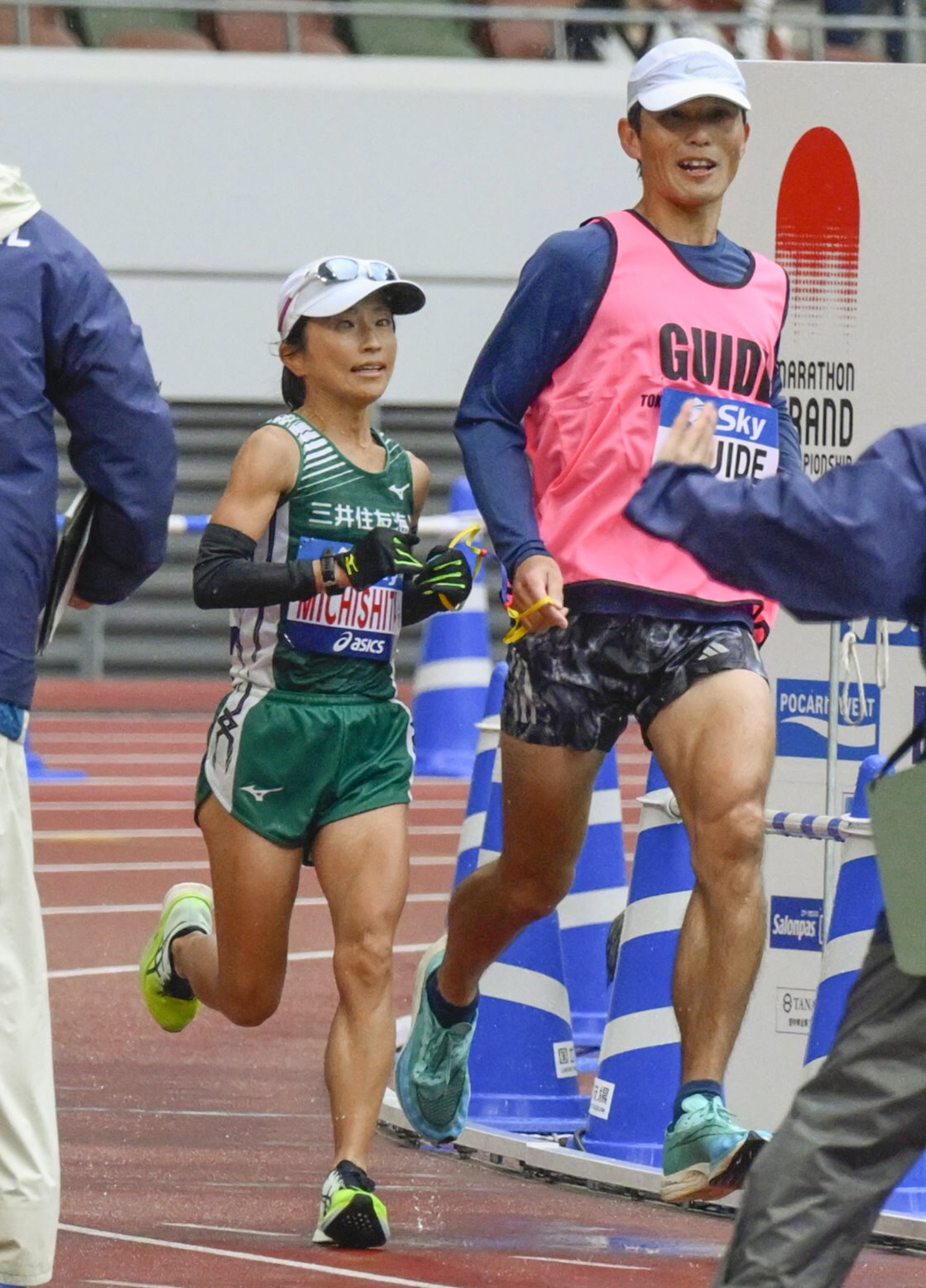 東京レガシーハーフマラソンで力走する道下美里（左）。1時間24分48秒をマークし女子の視覚障害T12で世界新記録を樹立した（共同）