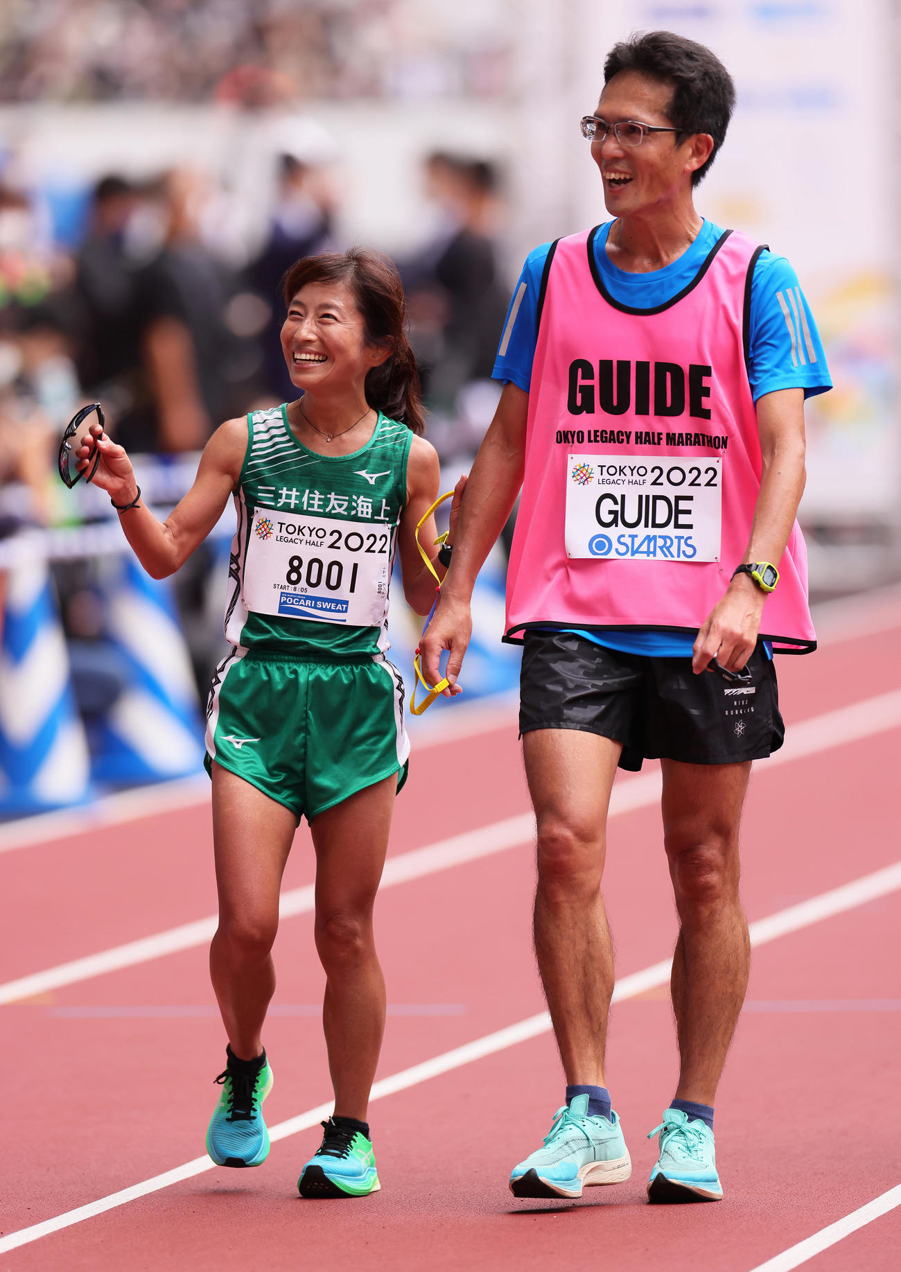 昨年の東京レガシーハーフマラソンでゴール後、笑顔を見せる道下（左）とガイドランナーの志田淳氏（22年10月撮影）