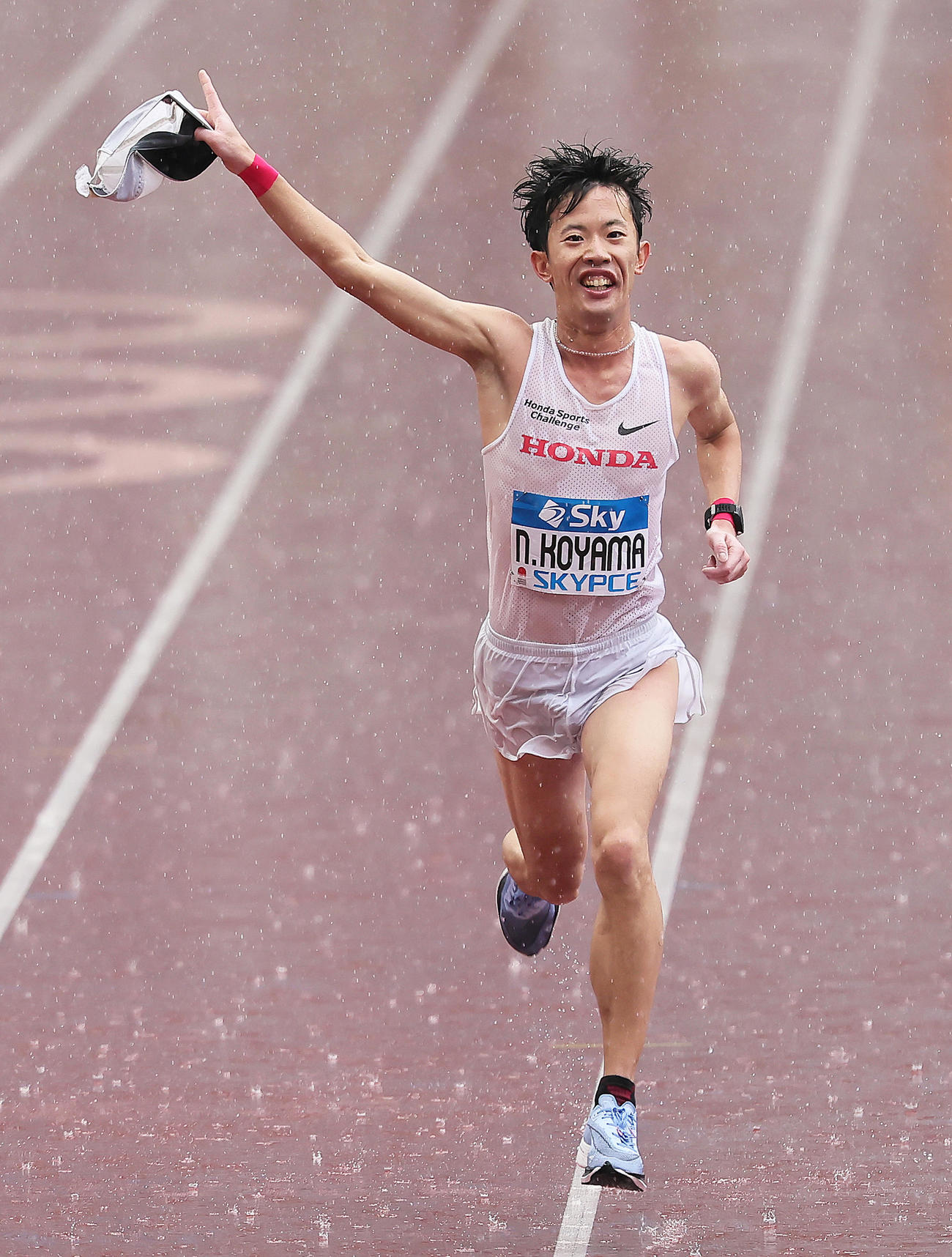 優勝を確信しスタンドを指さす小山（撮影・足立雅史）
