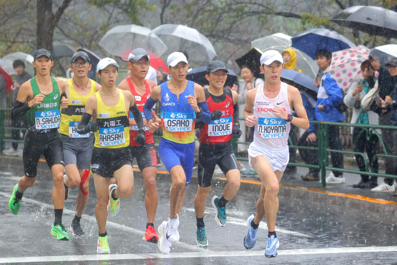 男子フルマラソン　38キロ付近を力走する、手前左から赤崎、大迫、小山直ら先頭集団（代表撮影）