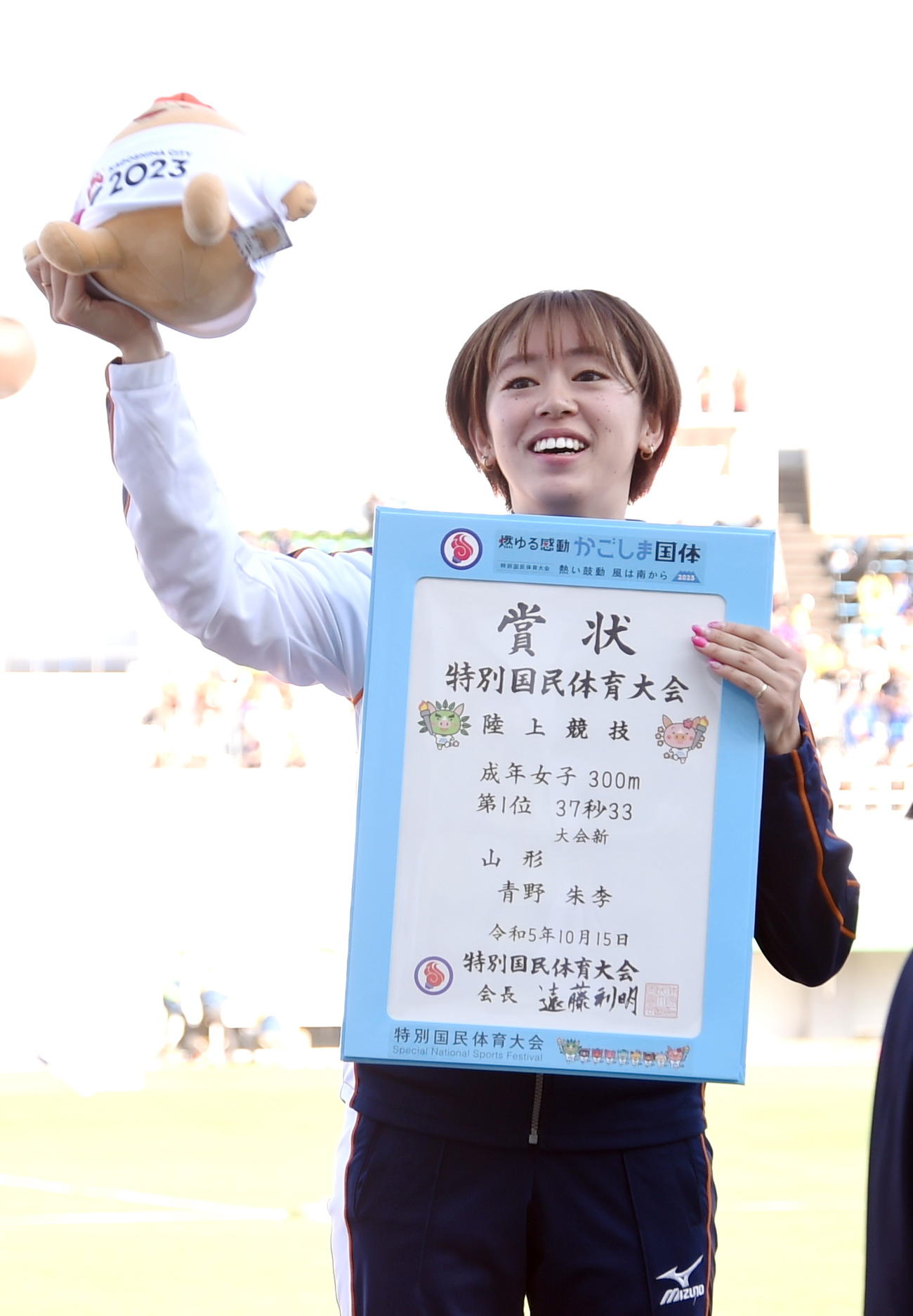 表彰式でスタンドの声援に応える青野