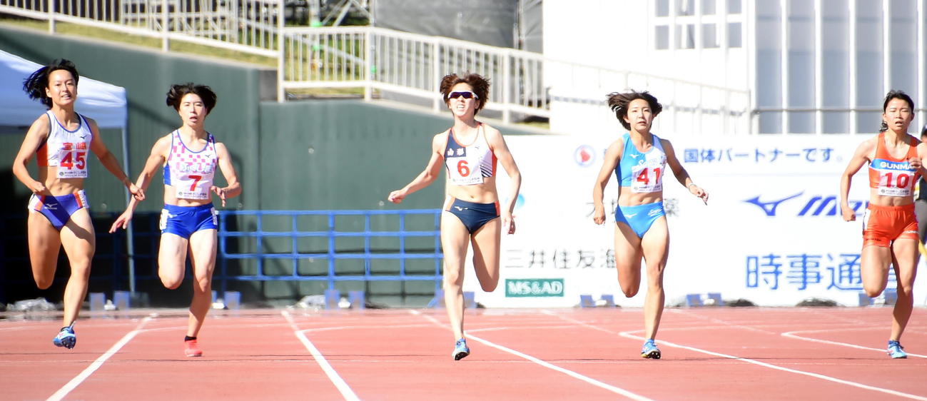 成年女子300メートルを大会新記録で2連覇した山形・青野（中央）（撮影・山田愛斗）