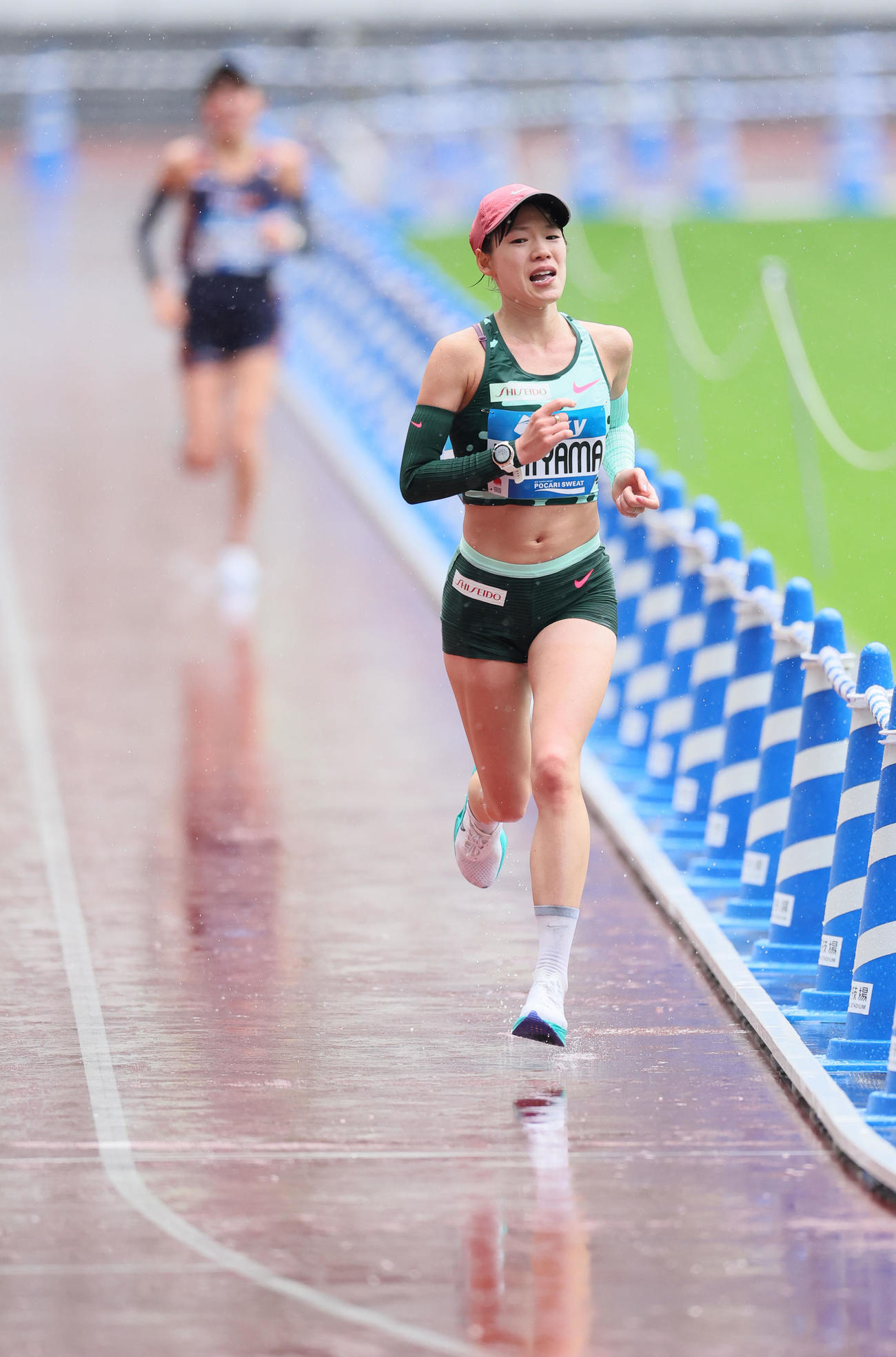 女子フルマラソン　力走する2位の一山。後方は3位の細田（代表撮影）