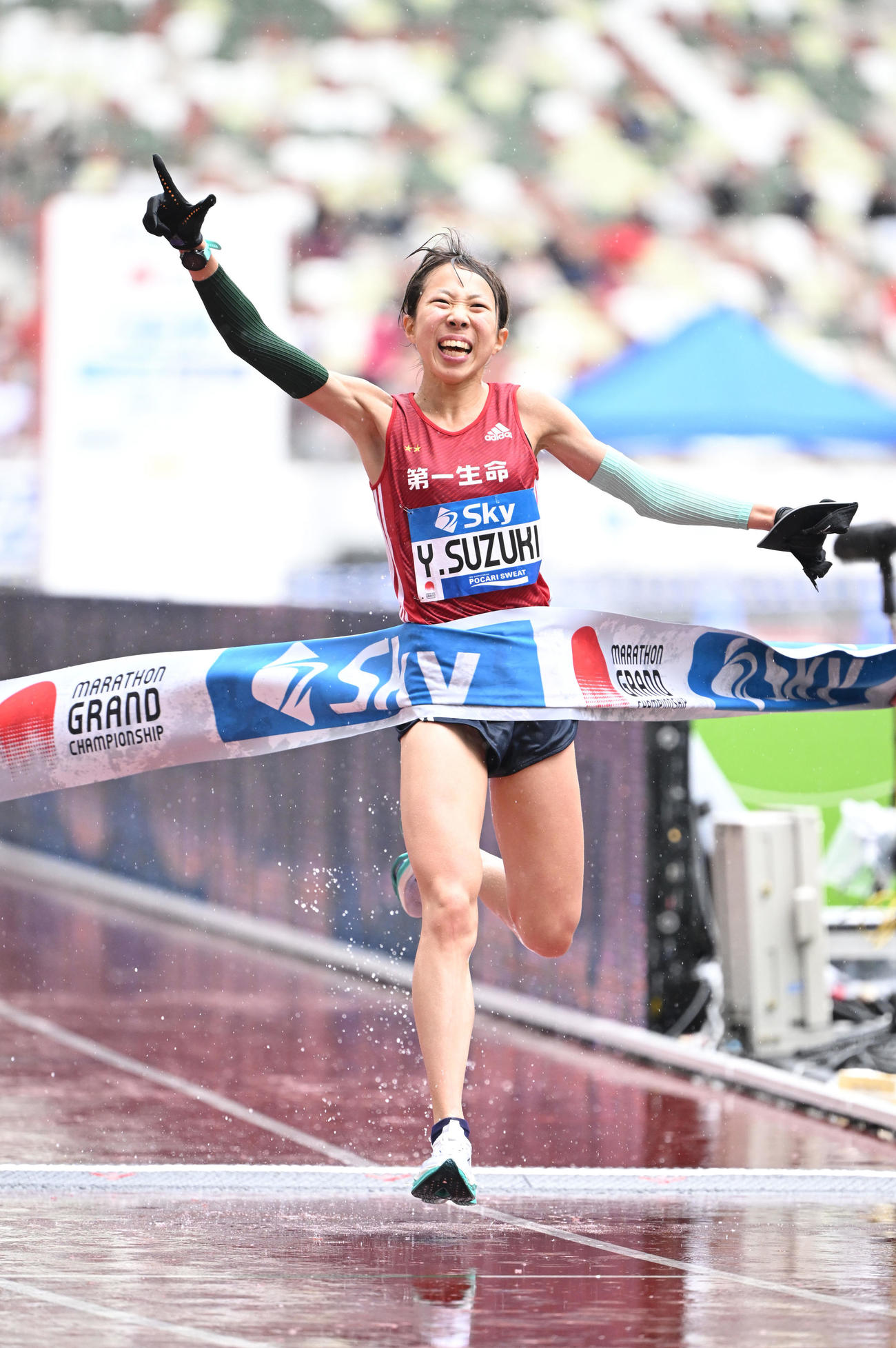 女子フルマラソン　1位でゴールした鈴木優（代表撮影）