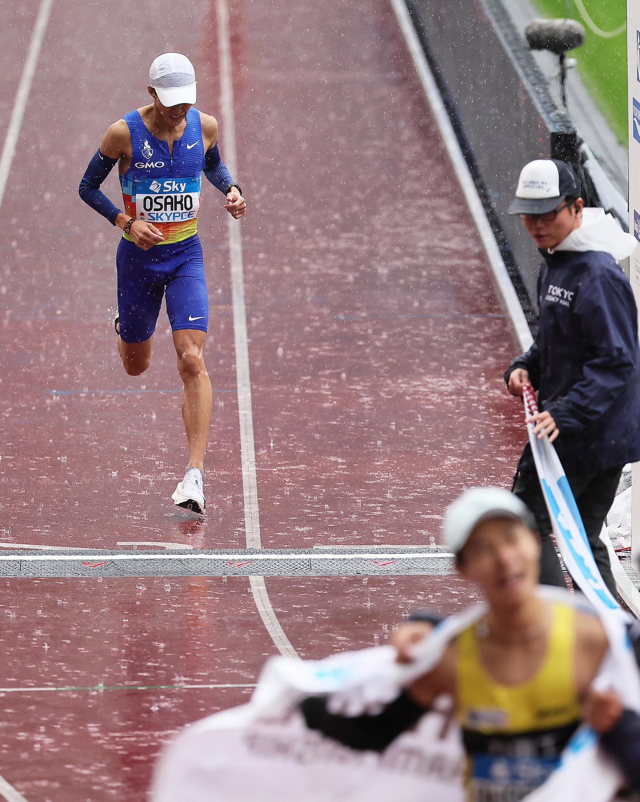 3位でゴールした大迫（後方）。手前は2位赤崎（撮影・足立雅史）