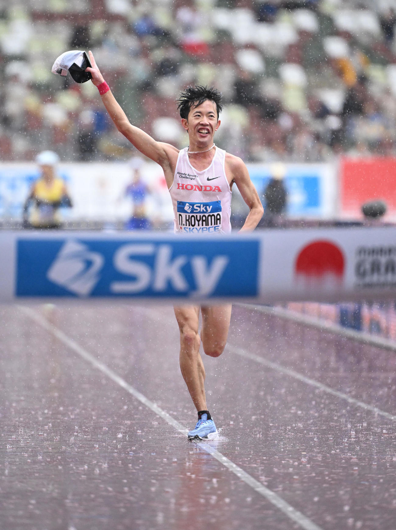男子フルマラソン　1位でゴールした小山直（代表撮影）