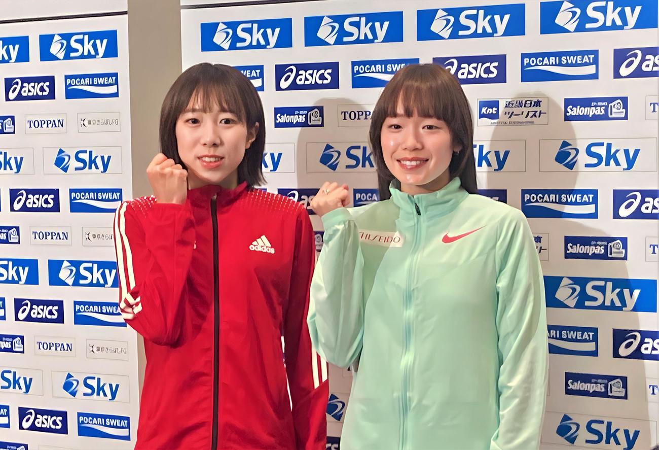 マラソングランドチャンピオンシップ（MGC）でパリ五輪代表に内定した女子マラソンの鈴木（左）と一山（撮影・藤塚大輔）