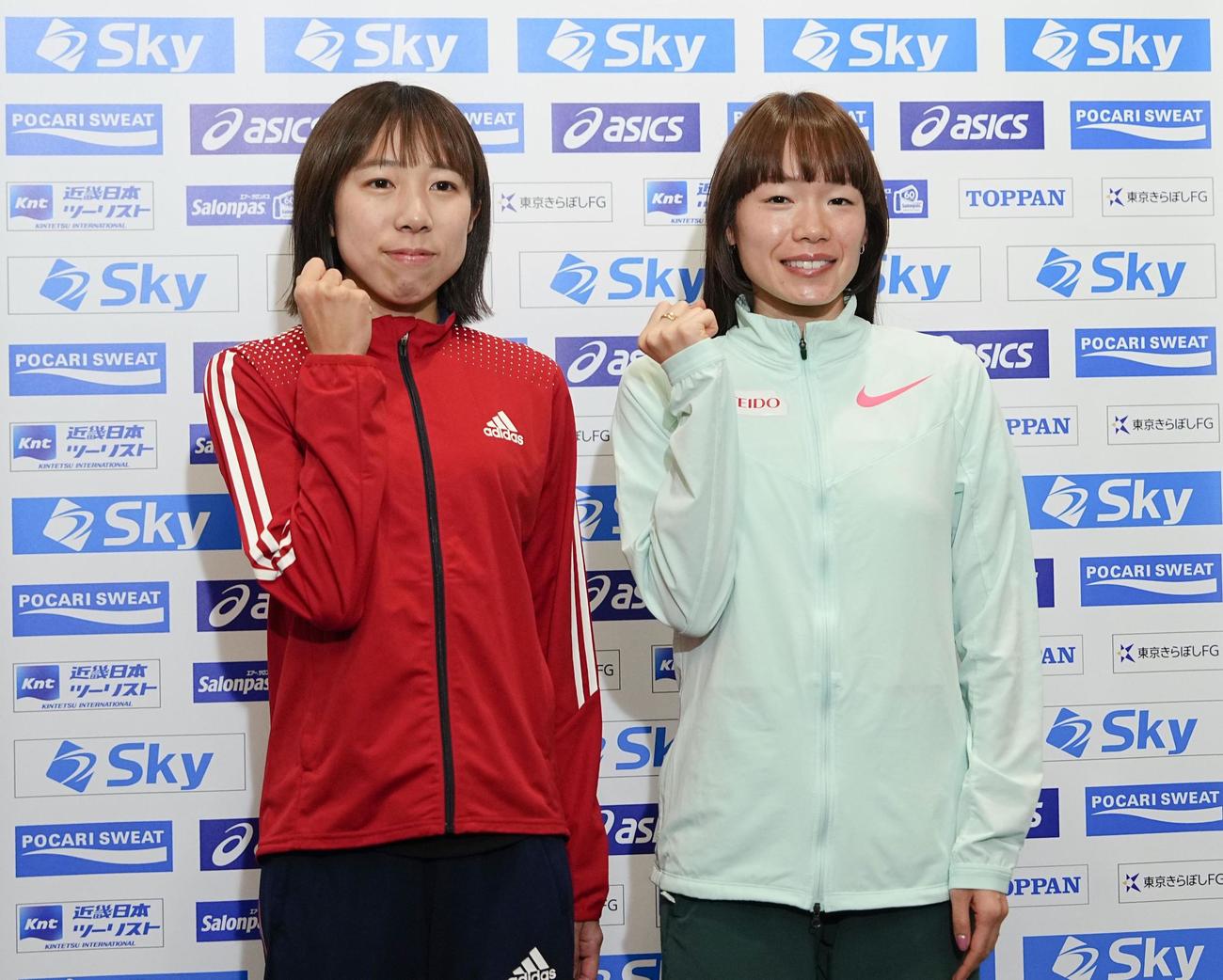 マラソングランドチャンピオンシップから一夜明け、笑顔でポーズをとるパリ五輪代表に決まった女子の鈴木優花（左）と一山麻緒（共同）