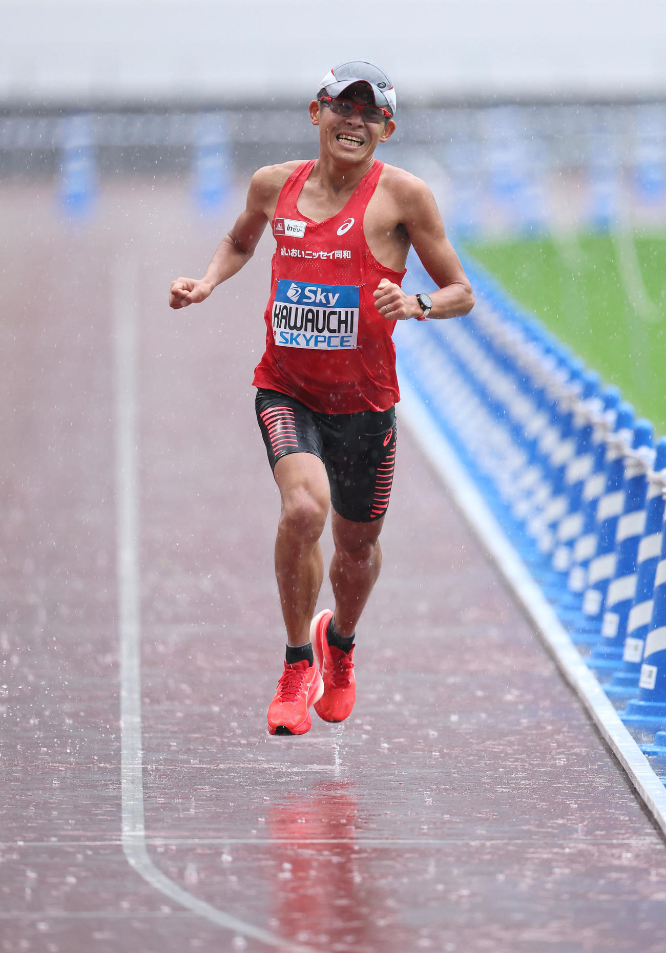 男子フルマラソン　力走する4位の川内（代表撮影）