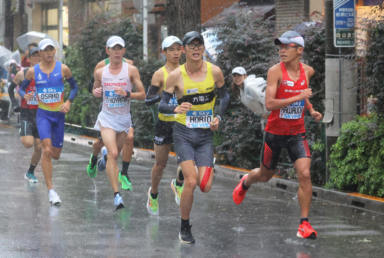 36キロ付近で第2集団に追いつかれる川内（右）（代表撮影）
