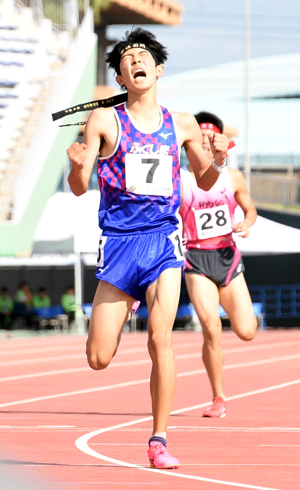 少年男子B3000メートルを優勝しガッツポーズする福島・増子（撮影・山田愛斗）