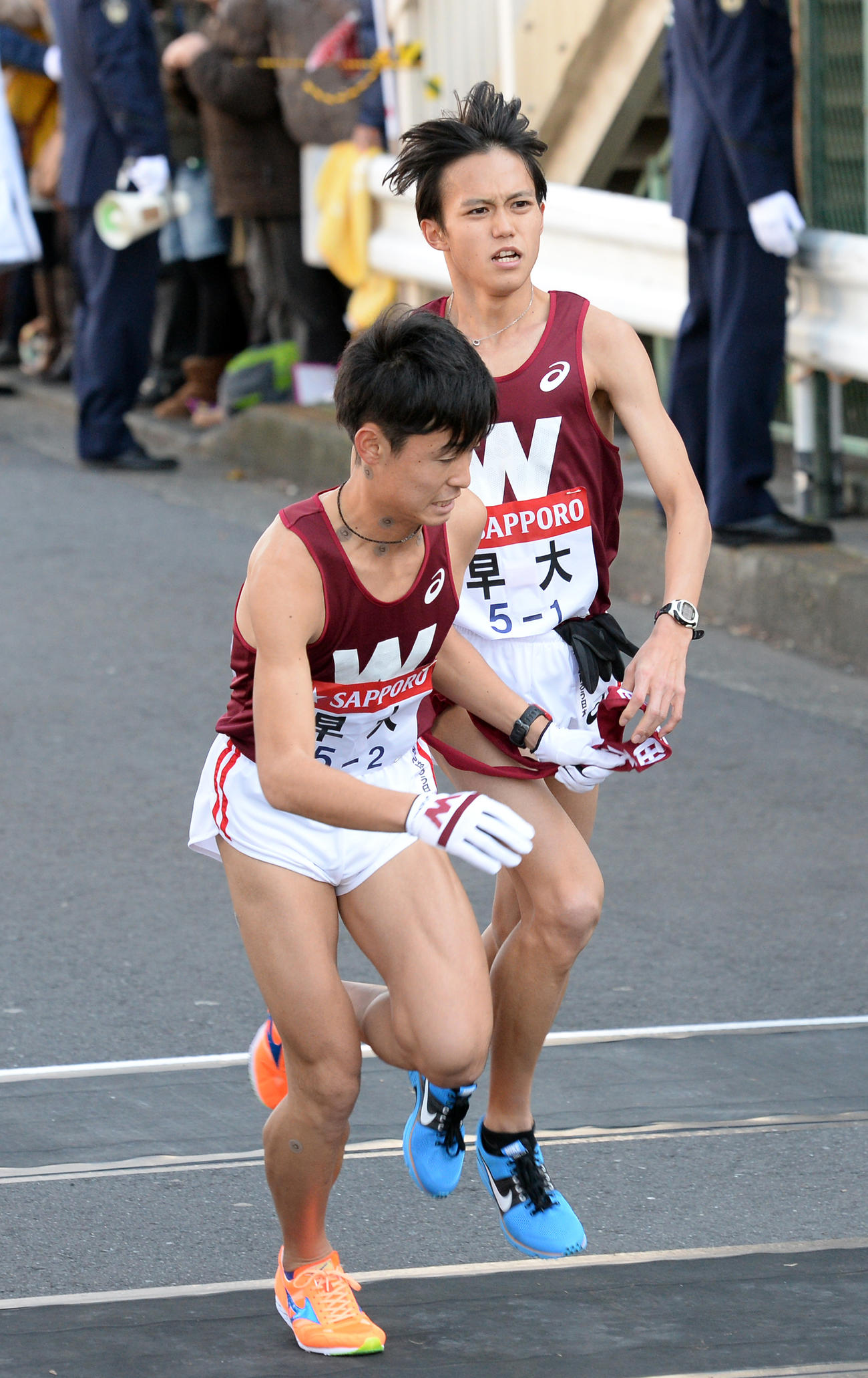 2014年1月2日、第90回箱根駅伝・往路　2区高田（手前）にタスキをつなぐ早大・大迫