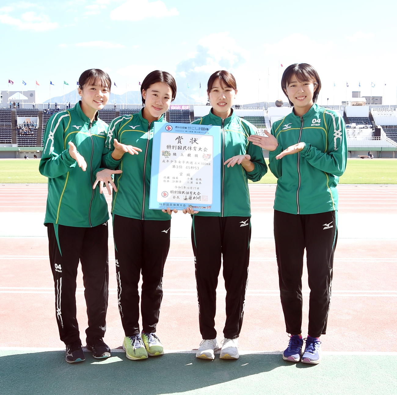 成年少年女子共通400メートルリレー決勝で3位に入った宮城の選手たち。左から1走・佐藤柚希、2走・千葉安珠、3走・松本沙耶子、4走・三浦由奈（撮影・山田愛斗）