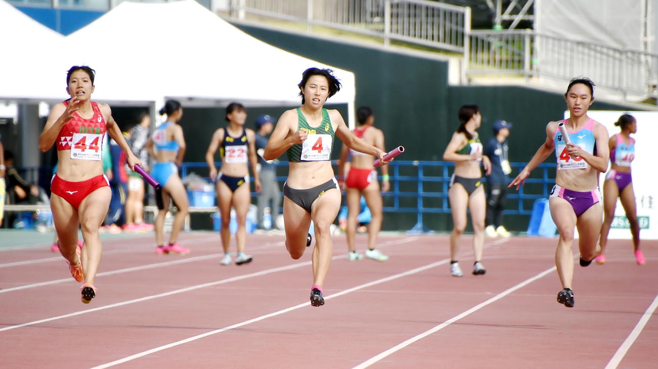 成年少年女子共通400メートルリレー決勝で力走する宮城アンカー三浦（中央）