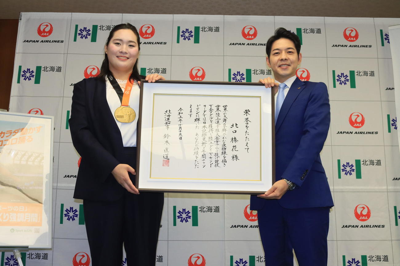 北海道庁を表敬訪問した陸上女子やり投げ北口（左）。右は鈴木北海道知事（撮影・保坂果那）