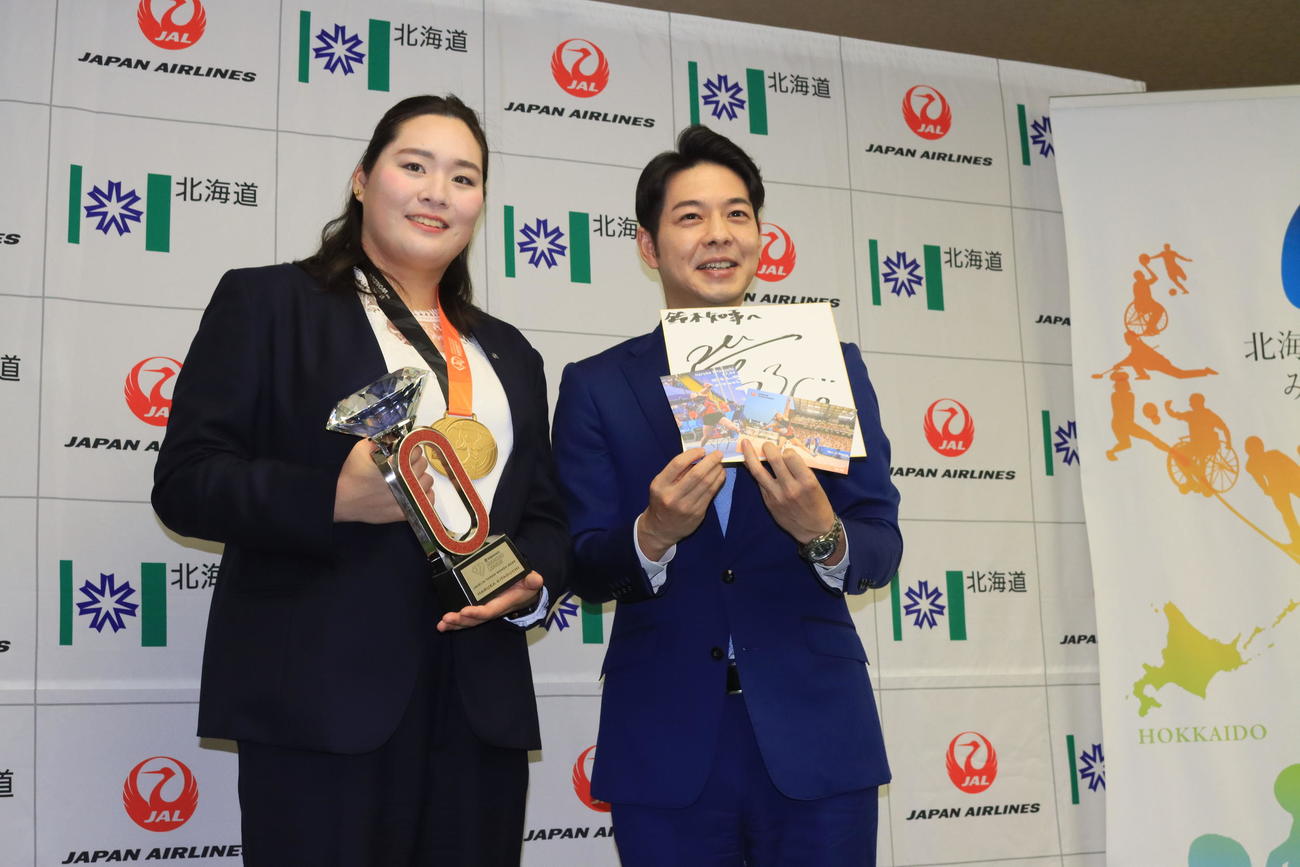北海道庁を表敬訪問した陸上女子やり投げ北口（左）。右は鈴木北海道知事（撮影・保坂果那）