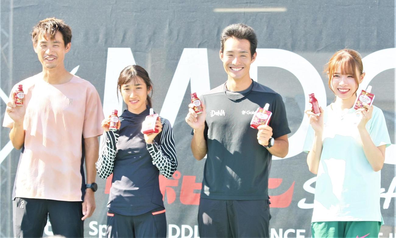 陸上の中距離大会「MDC」の開幕会見に登壇した、左から横田真人氏、田中、館澤、山本（撮影・藤塚大輔）