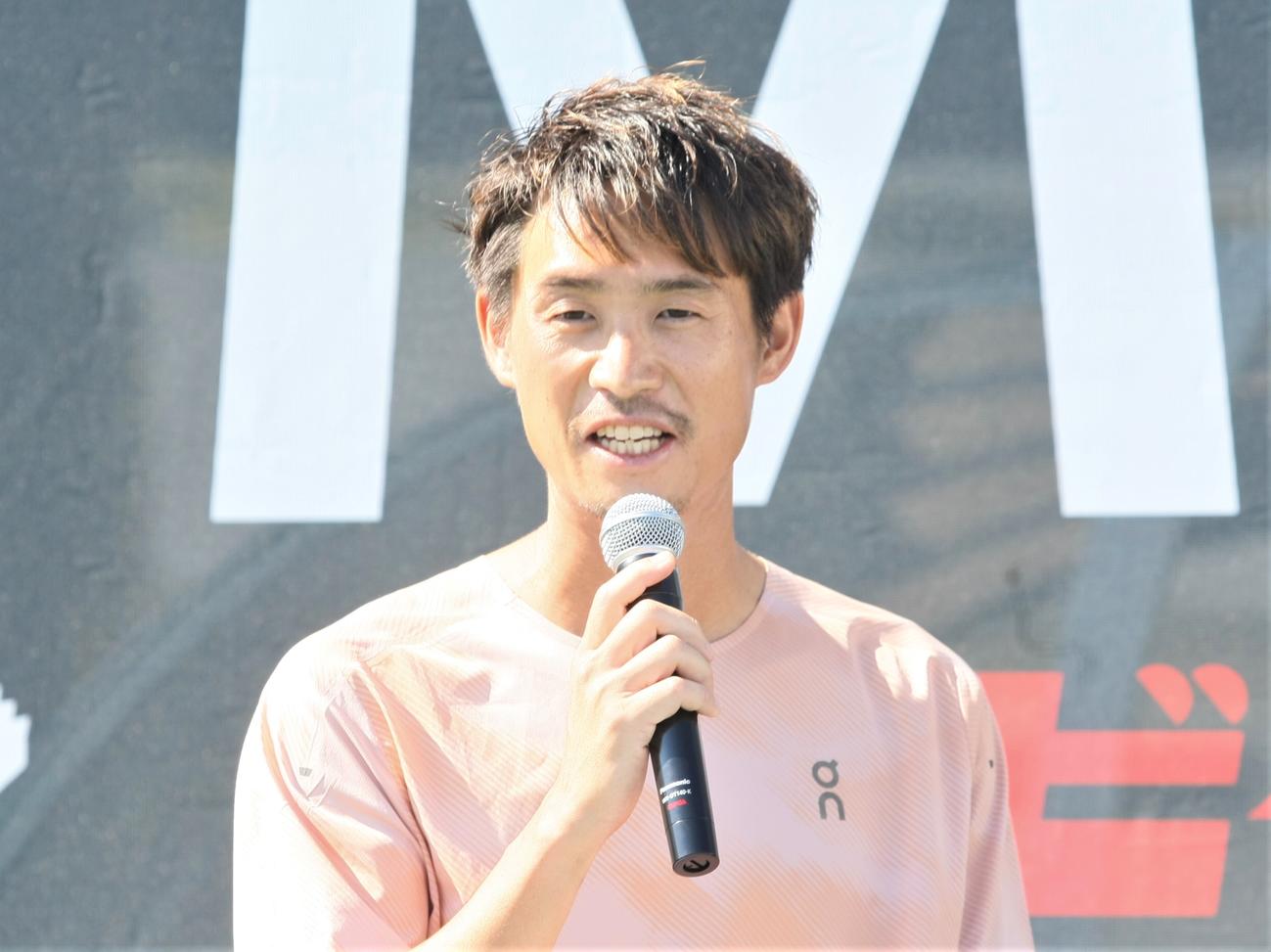 陸上の中距離大会「MDC」の開幕会見に登壇したTWOLAPS代表の横田真人氏（撮影・藤塚大輔）