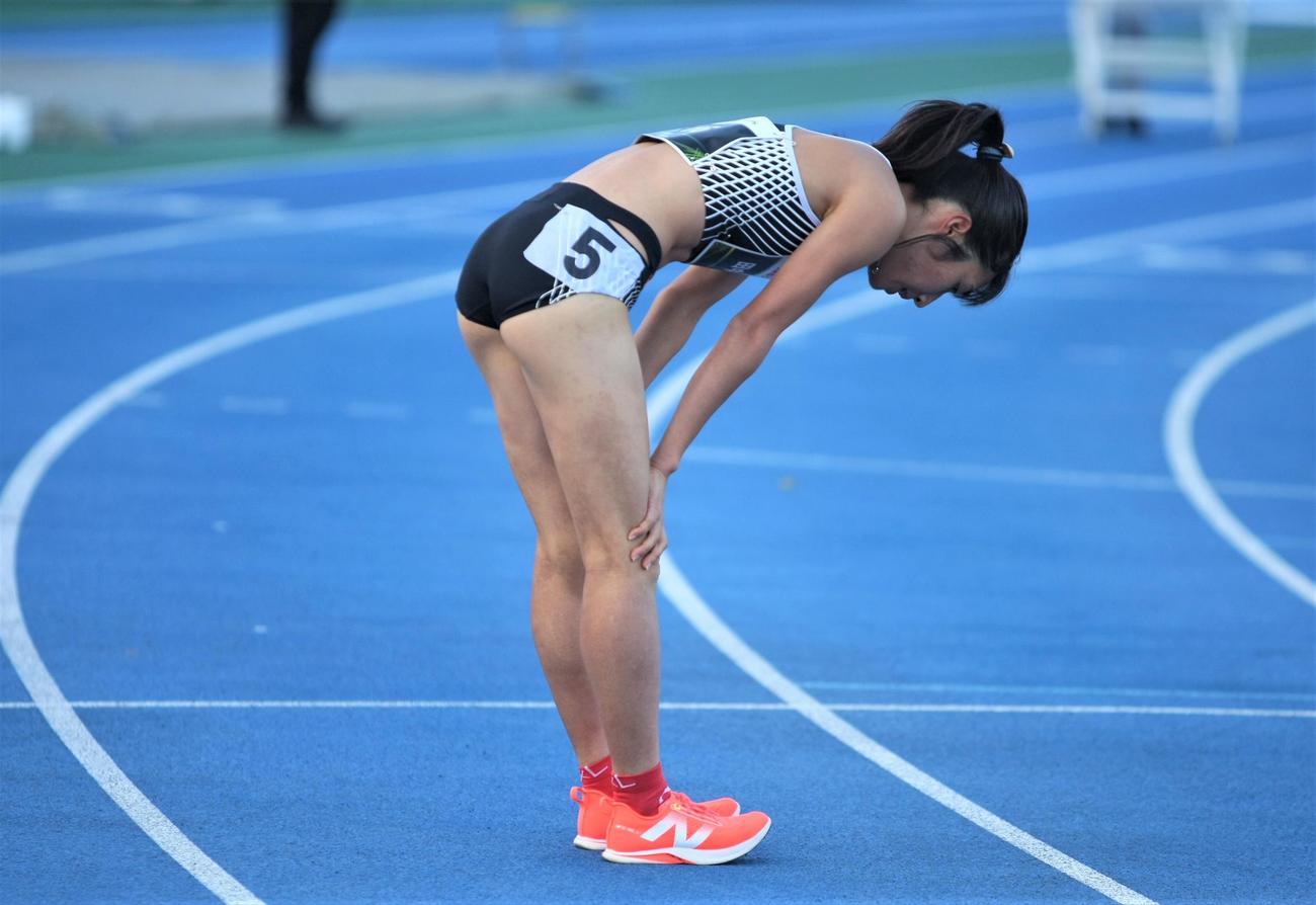 陸上中距離大会「MDC」女子800メートルで優勝しレース後にお辞儀をする田中（撮影・藤塚大輔）