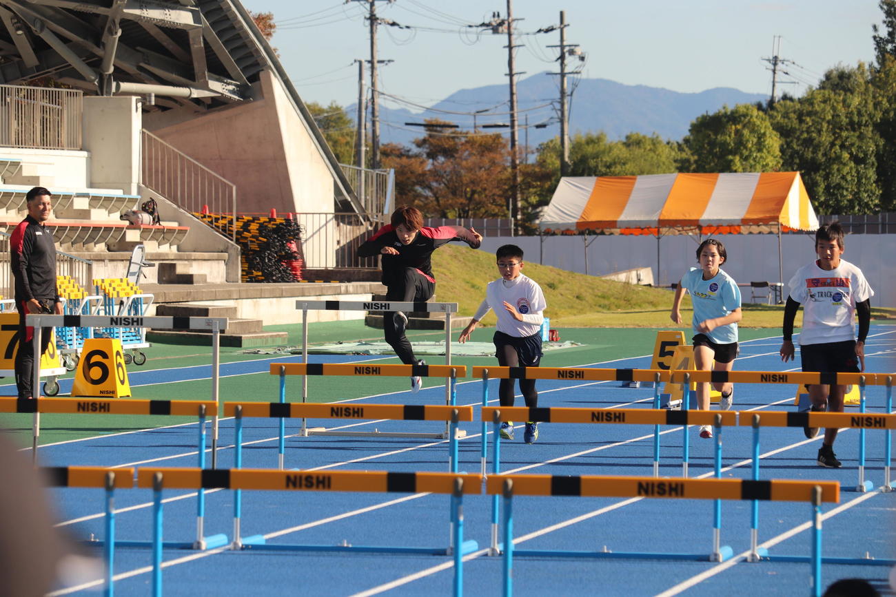 小学生と競争する金井大旺氏（撮影・竹本穂乃加）＝2023年10月22日、滋賀・守山市内