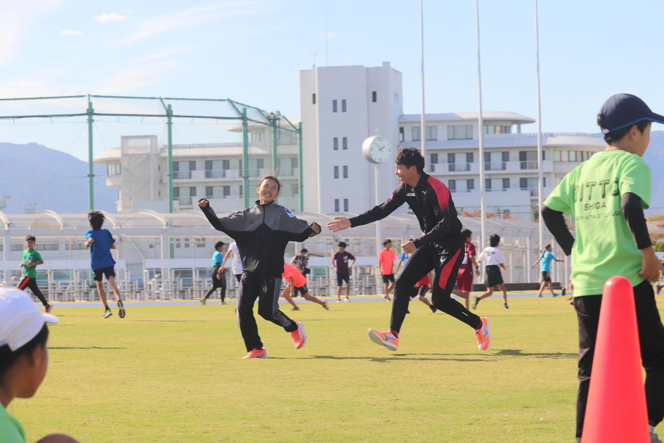 小学生と鬼ごっこをする佐藤風雅（撮影・竹本穂乃加）＝2023年10月22日、滋賀・守山市内