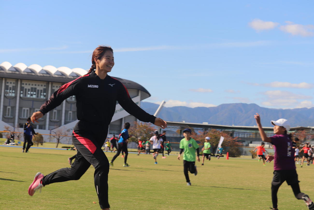 イベント中、小学生と駆ける竹内真弥（撮影・竹本穂乃加）＝2023年10月22日、滋賀・守山市内