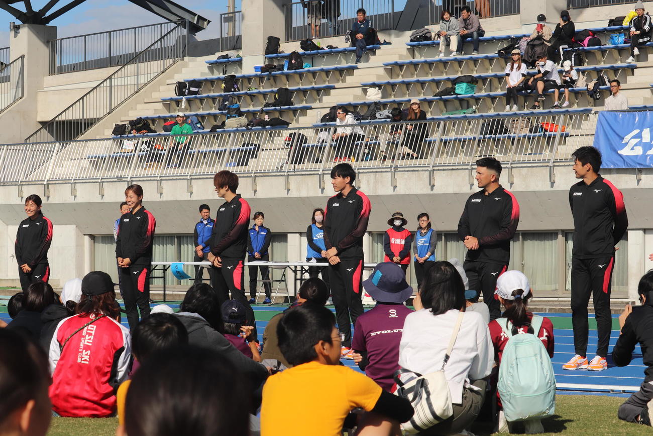 陸上教室に参加した6人。左から兒玉芽生、竹内真弥、金井大旺氏、佐藤風雅、ディーン元気、飯塚翔太（撮影・竹本穂乃加）＝2023年10月22日、滋賀・守山市内