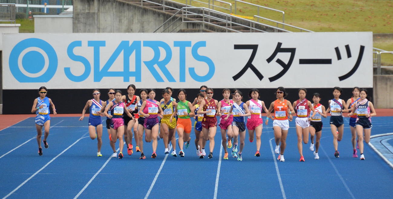 一気にスタートする1区の選手たち（撮影・濱本神威）