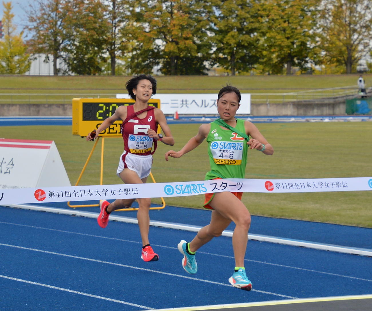 立命館大・小林（左）とのスプリント勝負に競り勝つ大東文化大アンカーの野田（撮影・濱本神威）