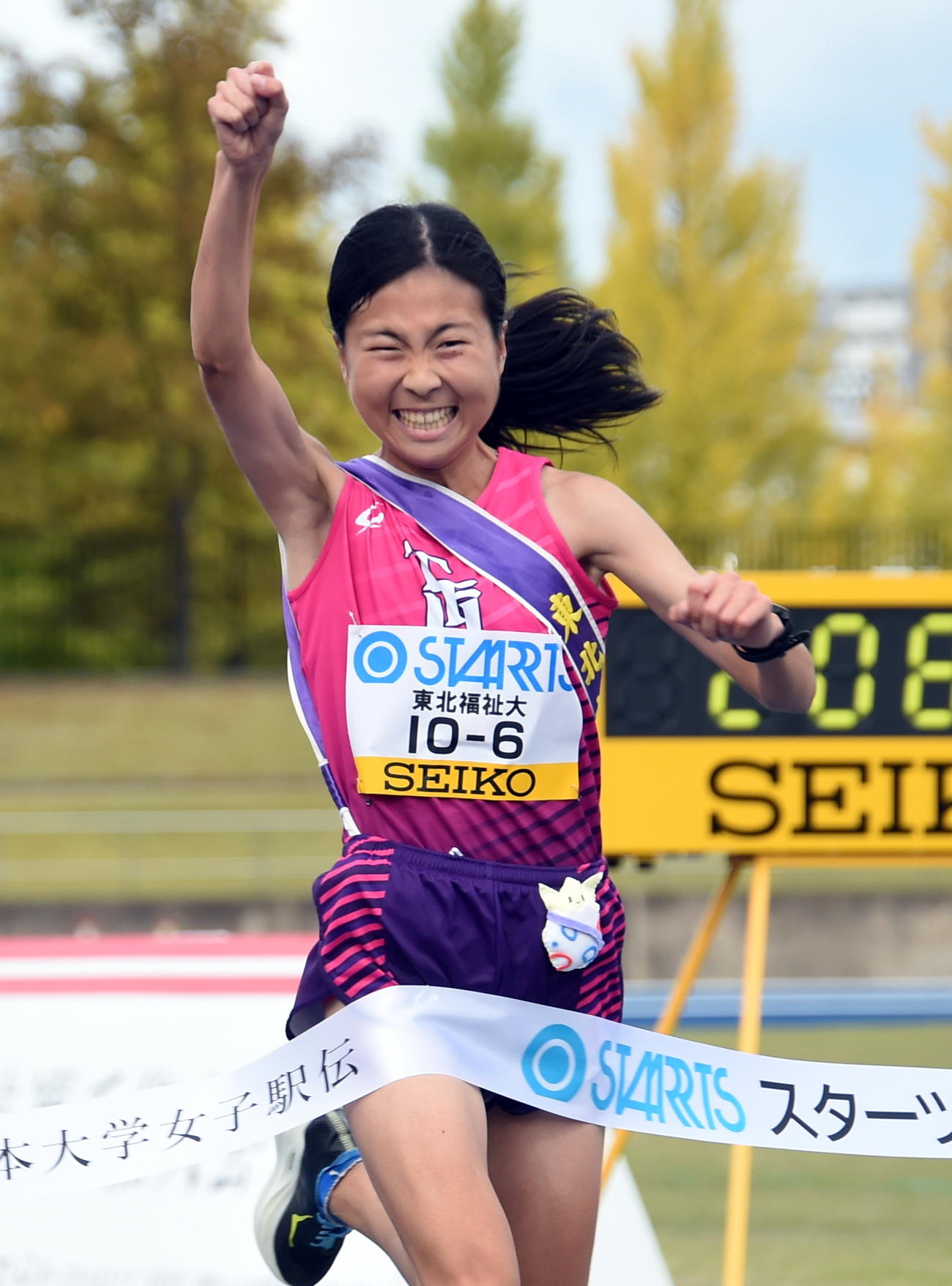 初のシード権を獲得しガッツポーズでフィニッシュする東北福祉大アンカー小林（撮影・山田愛斗）