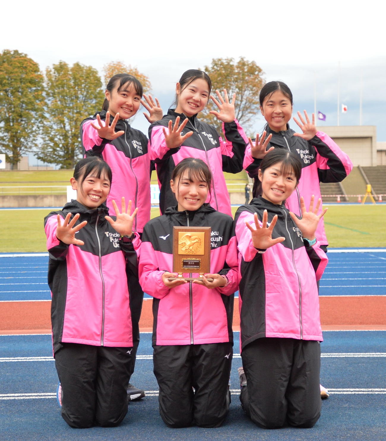 8位入賞の東北福祉大。前列左から1区武田、2区平藤、3区佐々木。後列左から4区柴田、5区村山、6区小林