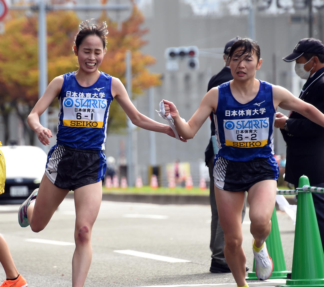 転倒のアクシデントを乗り越えタスキをつないだ日体大1区・保坂（左）と2区・尾方（撮影・山田愛斗）