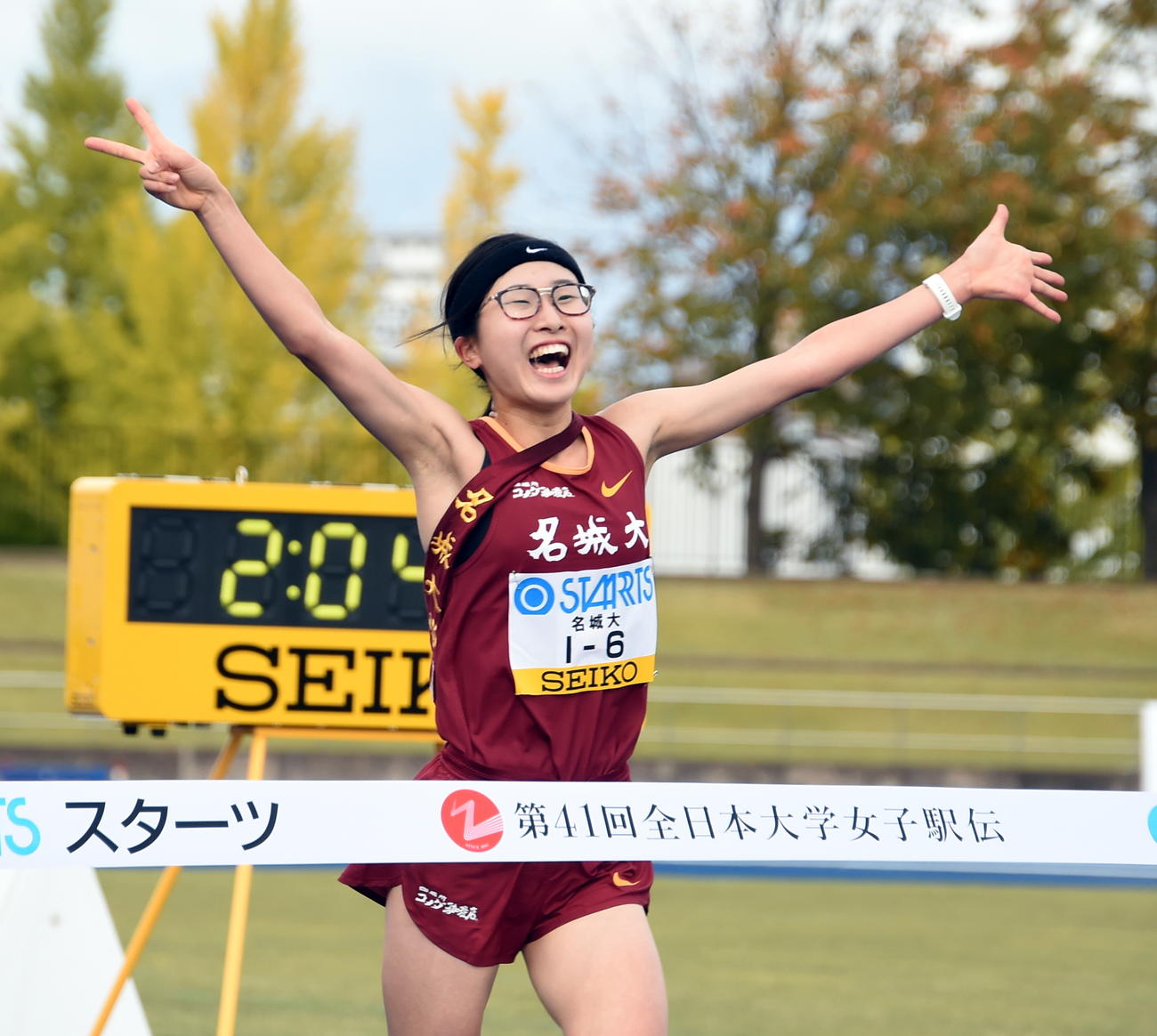 笑顔で7連覇のゴールテープを切る名城大アンカー谷本（撮影・山田愛斗）