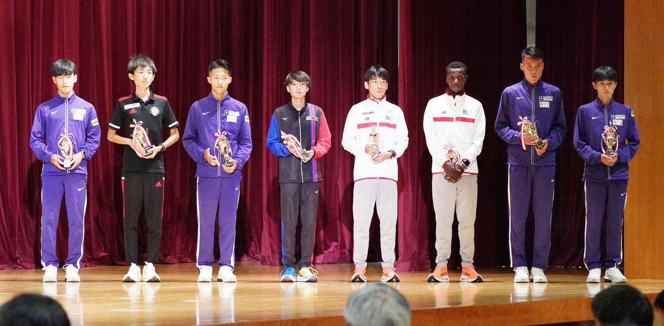 区間賞を受賞した（右から）1区・駒沢の赤津、2区・駒沢の佐藤、3区・城西のキムタイ、4区・城西の斎藤、5区・創価の吉田、6区・駒沢の安原、7区・国学院の平林、8区・駒沢の山川（撮影・森本幸一）