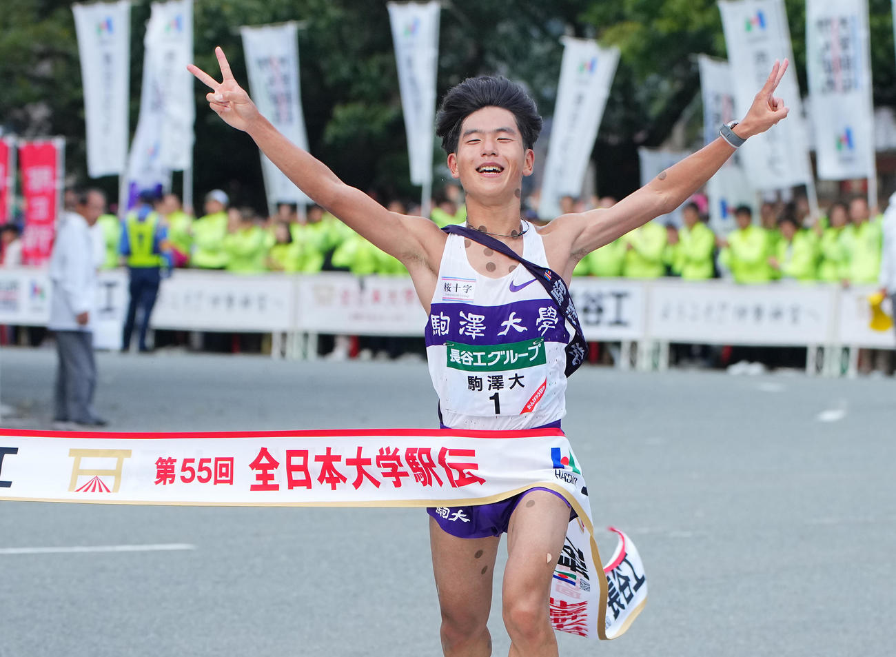 8区、1位でゴールテープを切る駒大・山川（撮影・垰建太）