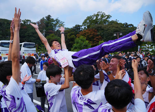 優勝のゴールを決め胴上げされる駒大・藤田監督（撮影・垰建太）