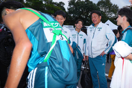 2位に終わり選手たち言葉を交わす青学大・原監督（右）（撮影・垰建太）