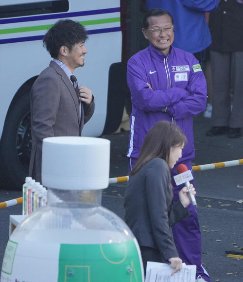 スタート前に笑顔を見せる駒大・大八木総監督（右）と和田正人（撮影・垰建太）