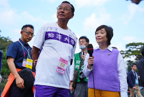 増田明美さんからインタビューを受ける駒大・大八木総監督（左）（撮影・垰建太）