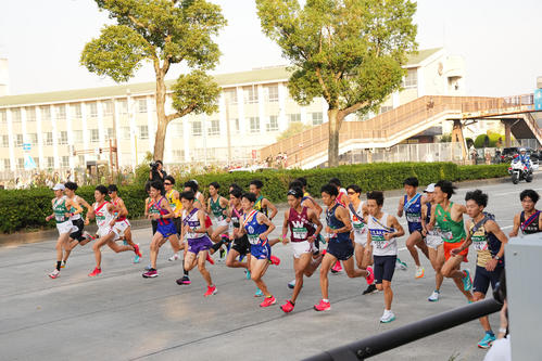 一斉にスタートする選手たち（撮影・垰建太）