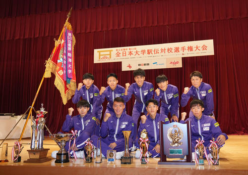 優勝し記念撮影に応じる駒沢（前列・左から）赤津、佐藤、篠原、赤星（後列・左から）伊藤、安原、鈴木、山川、藤田監督（撮影・森本幸一）