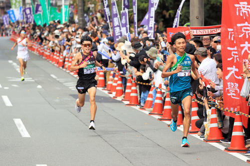 全日本大学駅伝　ゴール前で国学院大の伊地知賢造（中央）を振り切る8区の青学大の田中悠登。左奥は中大の阿部陽樹（代表撮影）