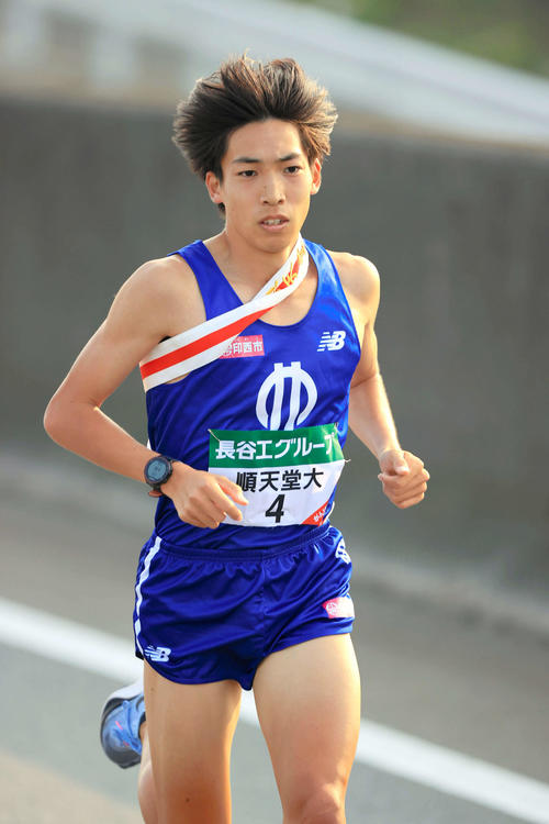 全日本大学駅伝　2区を走る順大の三浦龍司（代表撮影）