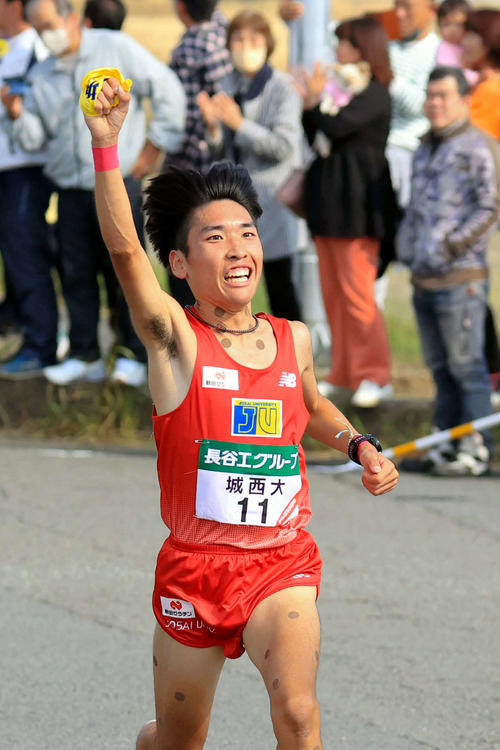 全日本大学駅伝　第4中継所で、ガッツポーズする城西大4区の斎藤将也（代表撮影）