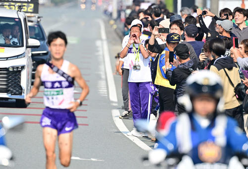 全日本大学駅伝　7区を走る駒大の鈴木芽吹に声をかける大八木弘明総監督（代表撮影）