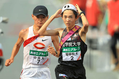 全日本大学駅伝　7区で競り合う中大の湯浅仁（左）と国学院大の平林清澄（代表撮影）