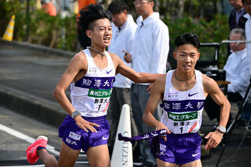 全日本大学駅伝　第5中継所で駒大6区の安原太陽（右）にたすきを渡す5区の伊藤蒼唯（代表撮影）