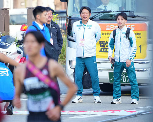 スタート前にウオーミングアップする選手たちをリラックスした表情で見つめる青学大・原監督（中央）（撮影・垰建太）