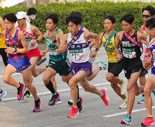 スタートする駒大・赤津（中央）と青学大・若林（同左）ら1区の選手たち（撮影・垰建太）
